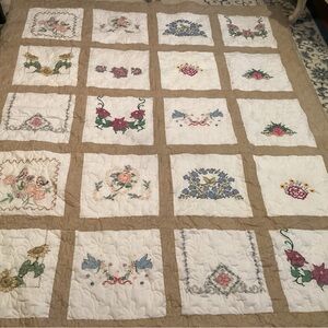 Elegant Floral Patchwork Quilt - White and Tan